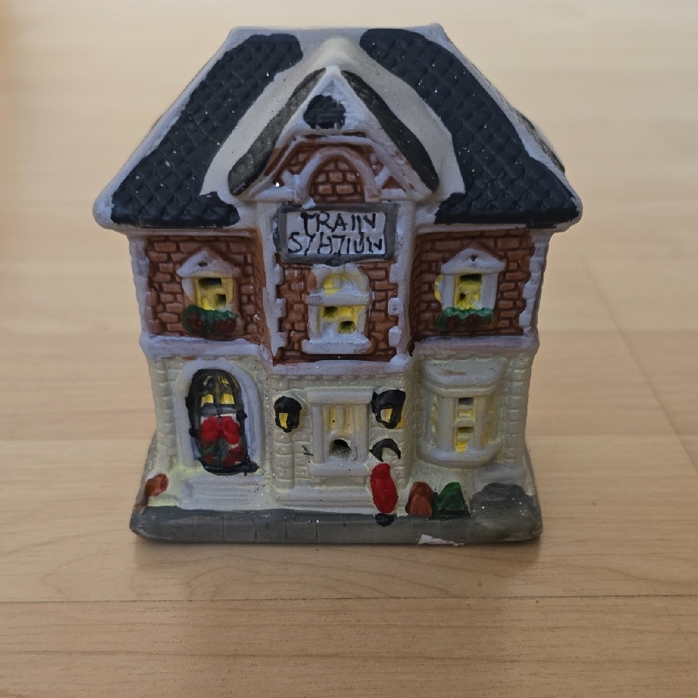 Holiday Time Santa’s Village Train Station Lightable Figurine Vintage 4.5" Tall